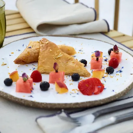 Отель White Pebble