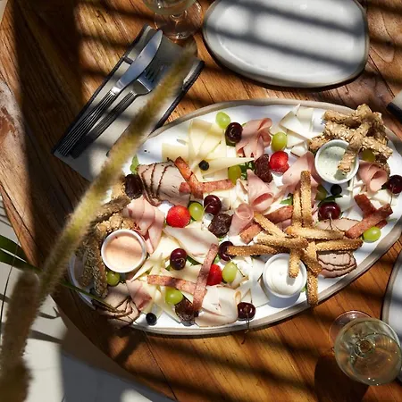 Hotel White Pebble 5*